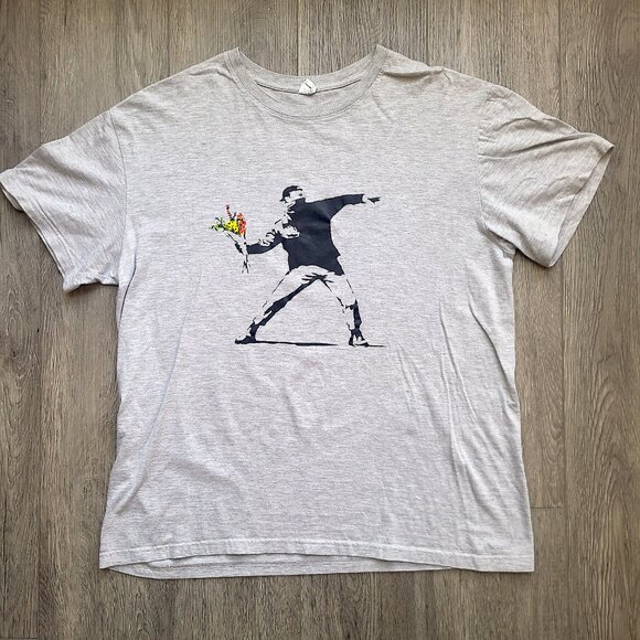 Gray Banksy Man Throwing Flowers print t-shirt, size XXL - Picture 2 of 7